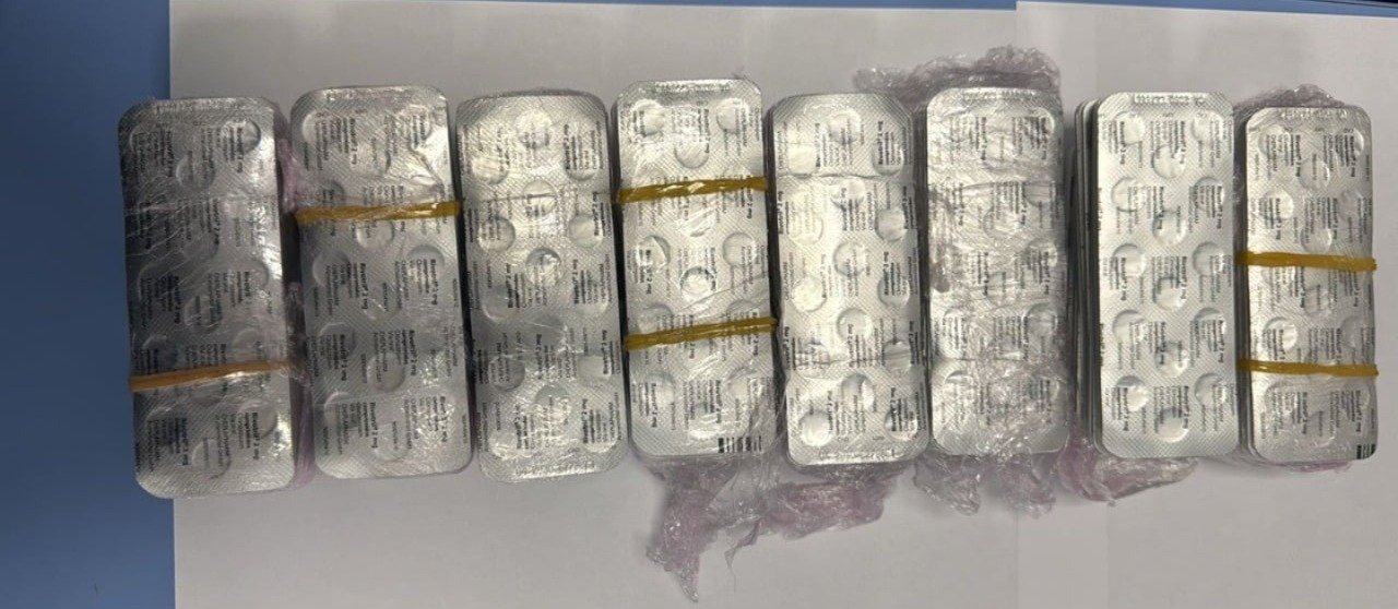 إحباط محاولة تهريب 2400 قرص مهلوس بمعبر المدينة المحتلة إحباط محاولة تهريب 2400 قرص مهلوس بمعبر المدينة المحتلة