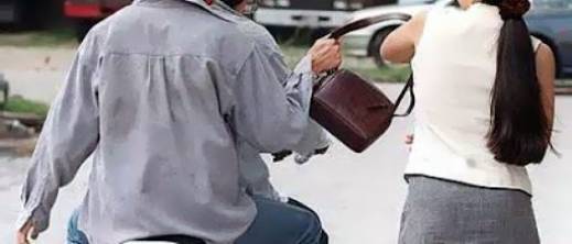 إسبانيا.. سياح يوقفون شابا مغاربيا بعد محاولة سرقة حقيبة سيدة