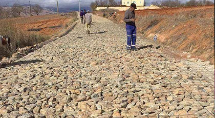 المجتمع المدني يفك العزلة عن دوار ثانوث نرمان ببني سيدال الجبل بطريق معبدة