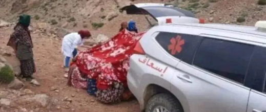 زاكورة.. طول المسافة إلى المستشفى حال دون إنقاذ أم ورضيعها زاكورة.. طول المسافة إلى المستشفى حال دون إنقاذ أم ورضيعها