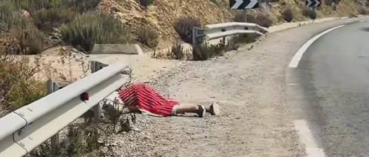 سيدة تحتال على السائقين بادعاء المرض على الطريق الساحلية سيدة تحتال على السائقين بادعاء المرض على الطريق الساحلية