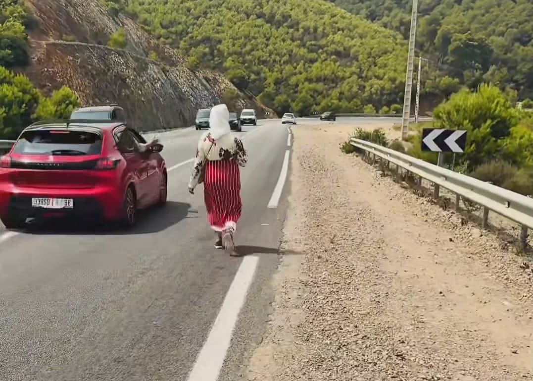 سيدة تحتال على السائقين بادعاء المرض على الطريق الساحلية