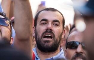 ناصر الزفزفي يغادر زنزانته  لحضور جنازة والده ناصر الزفزفي يغادر زنزانته  لحضور جنازة والده