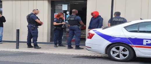 شاب مغربي يعمل في التوصيل يواجه الترحيل من فرنسا شاب مغربي يعمل في التوصيل يواجه الترحيل من فرنسا