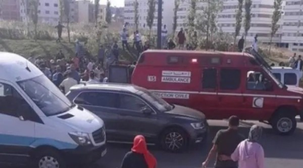 امرأة في حالة تشرد تعتدي على سيدة بالماء الحارق في الشارع العام