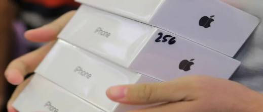 إسبانيا.. توقيف 13 رجلا وامرأتان سرقوا هواتف بقيمة 62 مليون لتهريبها إلى المغرب إسبانيا.. توقيف 13 رجلا وامرأتان سرقوا هواتف بقيمة 62 مليون لتهريبها إلى المغرب