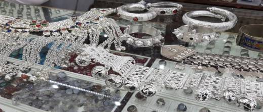 شاب يفقد مشروع حياته "20 مليون" بعد نهب محله للمجوهرات خلال أحداث الفوضى