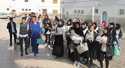 تلاميذ ثانوية الشريف يقومون بزيارة إنسانية إلى دار التكافل بالناظور