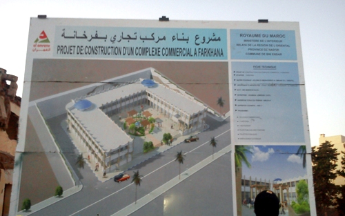 تجار المركب التجاري بفرخانة يستنكرون عدم إحترام تصميم السوق الذي دشنه الملك