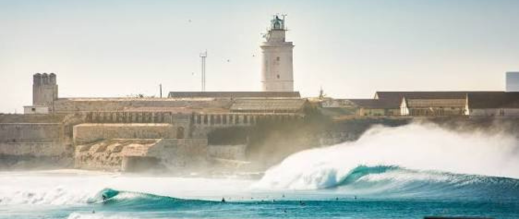 السلطات الإسبانية تعلق الرحلات البحرية مع طنجة بسبب العواصف