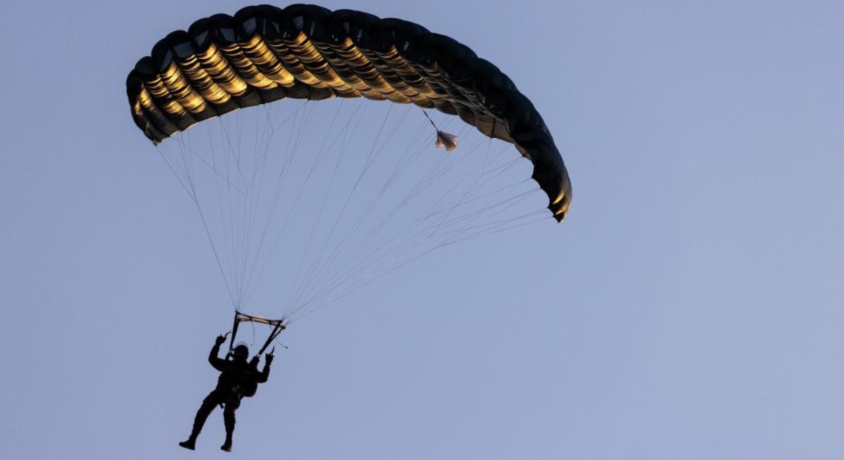 في محاولة محفوفة بالمخاطر.. مهاجر يستخدم مظلة هوائية لعبور سياج المدينة المحتلة