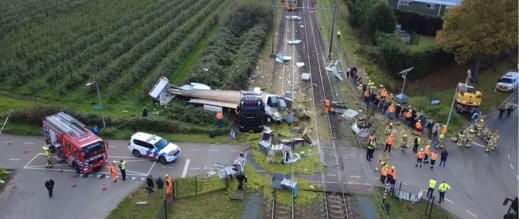 هولندا.. خروج قطار عن السكة بعد اصطدامه بشاحنة محملة بالفواكه