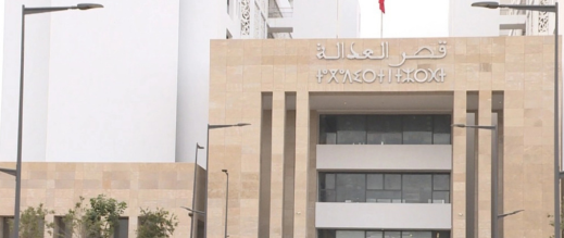 السجن لـ3 شباب بعد ارتدائهم قمصانًا تحمل شعارات تطالب بـ"الصحة" وتدعم فلسطين