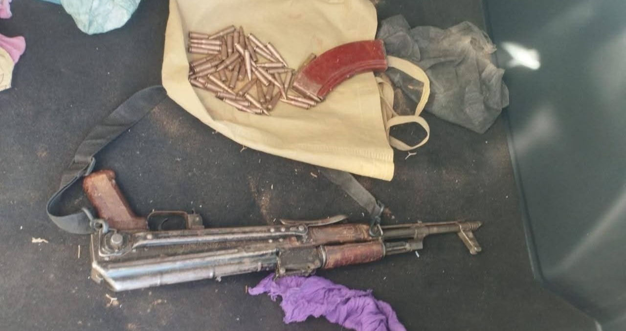 العثور على "كلاشينكوف" معبأ بالرصاص في غابة يستنفر الأمن