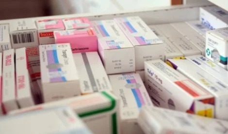 دعوات برلمانية لإلغاء الرسوم الجمركية على الأدوية المخصصة للمستشفيات العمومية