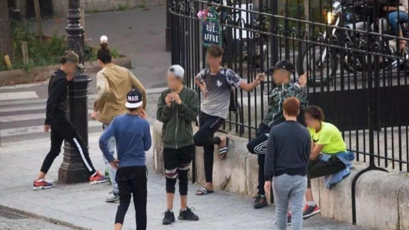 مستقبل القاصرين المغاربة في مليلية يثير الجدل بعد مطالبة فوكس بإغلاق مركز للإيواء