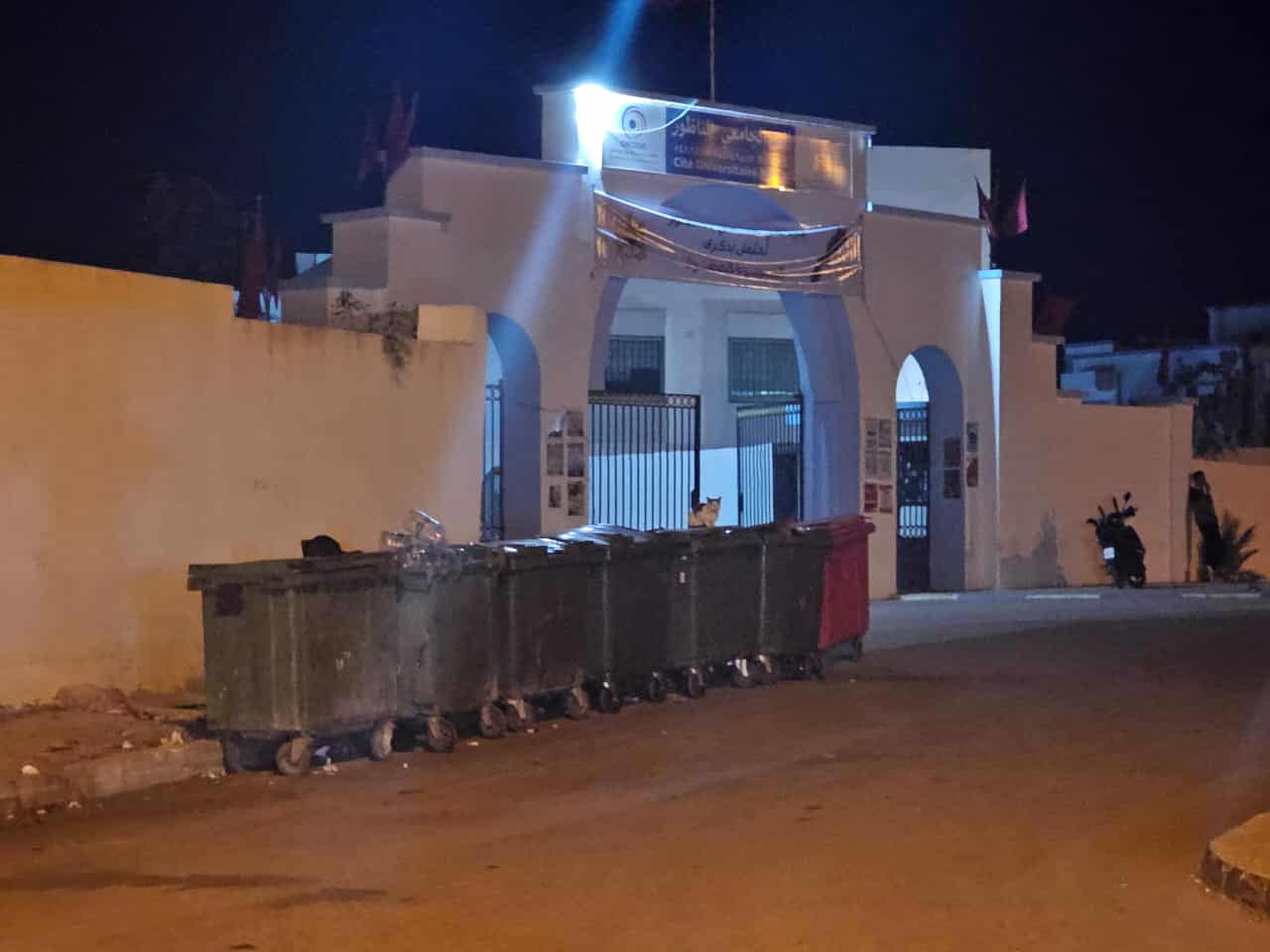 سلوان..حاويات النفايات تسيء للمشهد العام أمام بوابة الحي الجامعي وتوسعة الكلية