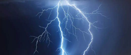 صاعقة برق تودي بحياة شخص متشرد