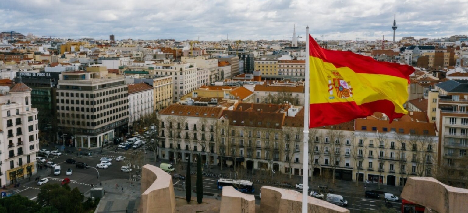 تقرير إسباني: مسؤولون استغلوا نفوذهم لتسهيل حصول شركة إسبانية على مشاريع بالمغرب