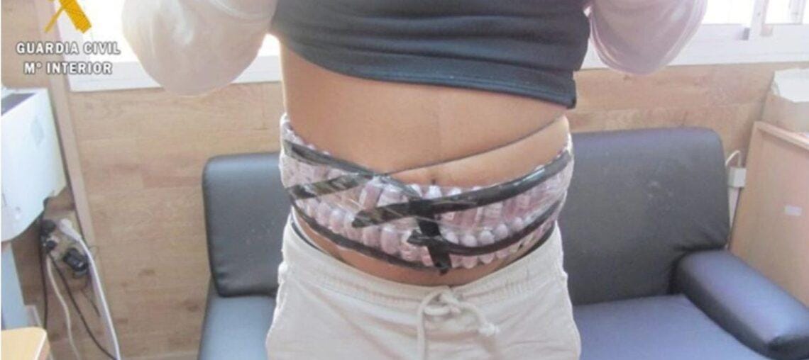 صحيفة إسبانية تسلط الضوء على التهريب وتصف المغاربة ب "البغال"