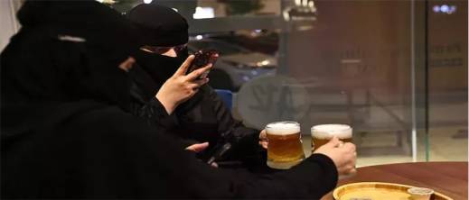 البيرة الحلال… مقاه بالرياض تعيد رسم مشهد الترفيه في السعودية