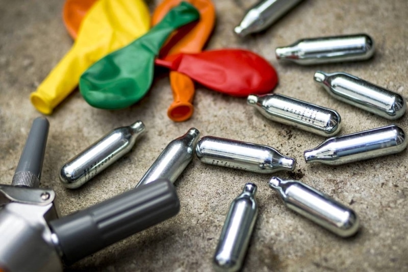 انتشار “غاز الضحك” بين الشباب يثير القلق بالمغرب