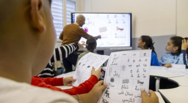 جدل سياسي بعد إلغاء تعليم اللغة العربية في المدارس الإسبانية