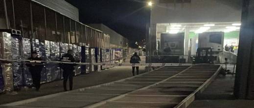 سقوط بوابة معدنية عملاقة تزن أطنانا على عاملين داخل مركز تسوق في مليلية