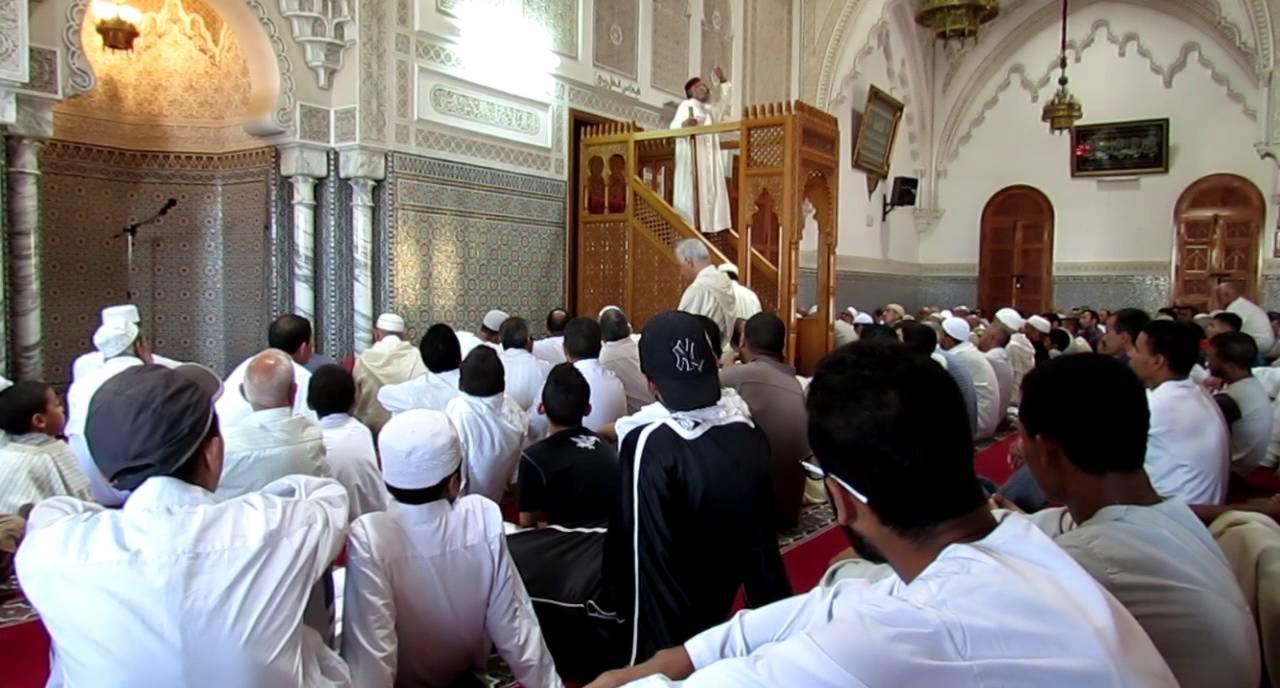 توقيف إمام يثير السخط والمطالب بإعادته تتصاعد