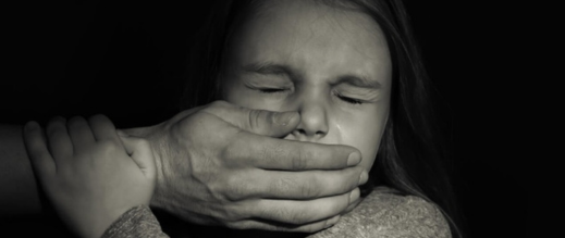 30 سنة سجناً لأب متهم بهتك عرض ابنتيه القاصرتين