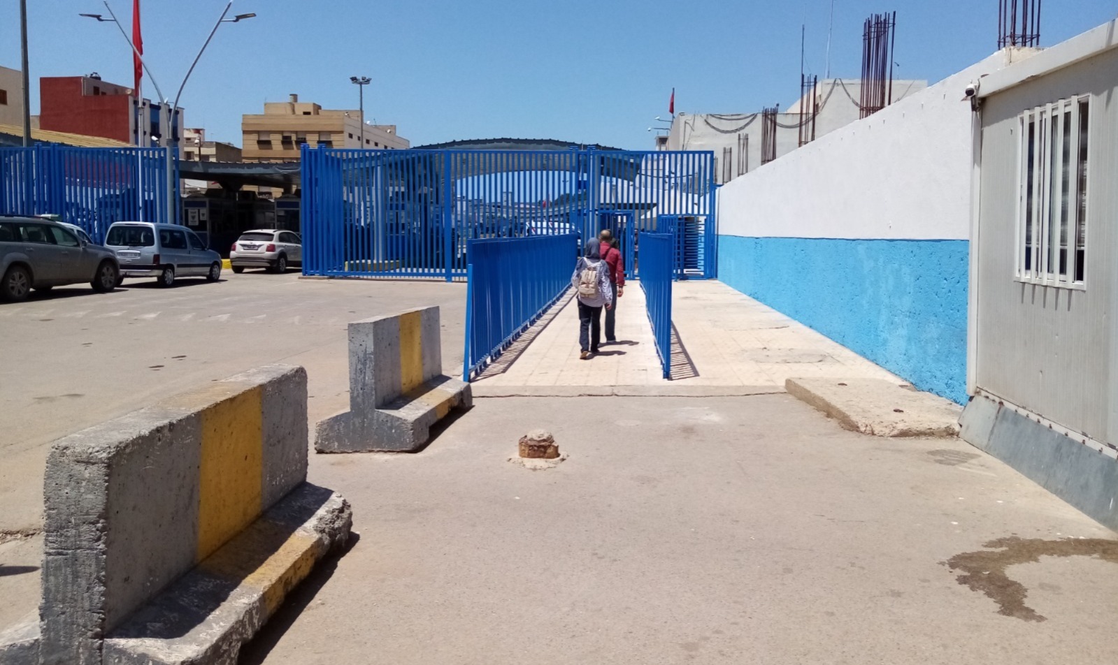 فوضى التسول و"الحراكة" في باب مليلية تسائل السلطات وتدعوها للتحرك