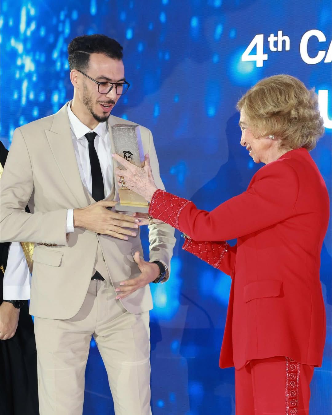 ابن الناظور عبد الإله حمادة يتوج بجائزة الأمير طلال الدولية بمدريد عن مشروعه "سماد صديق البيئة"