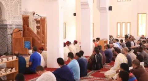 الأوقاف في خطبة الجمعة: الالتزام بالقوانين الوضعية واجب شرعي