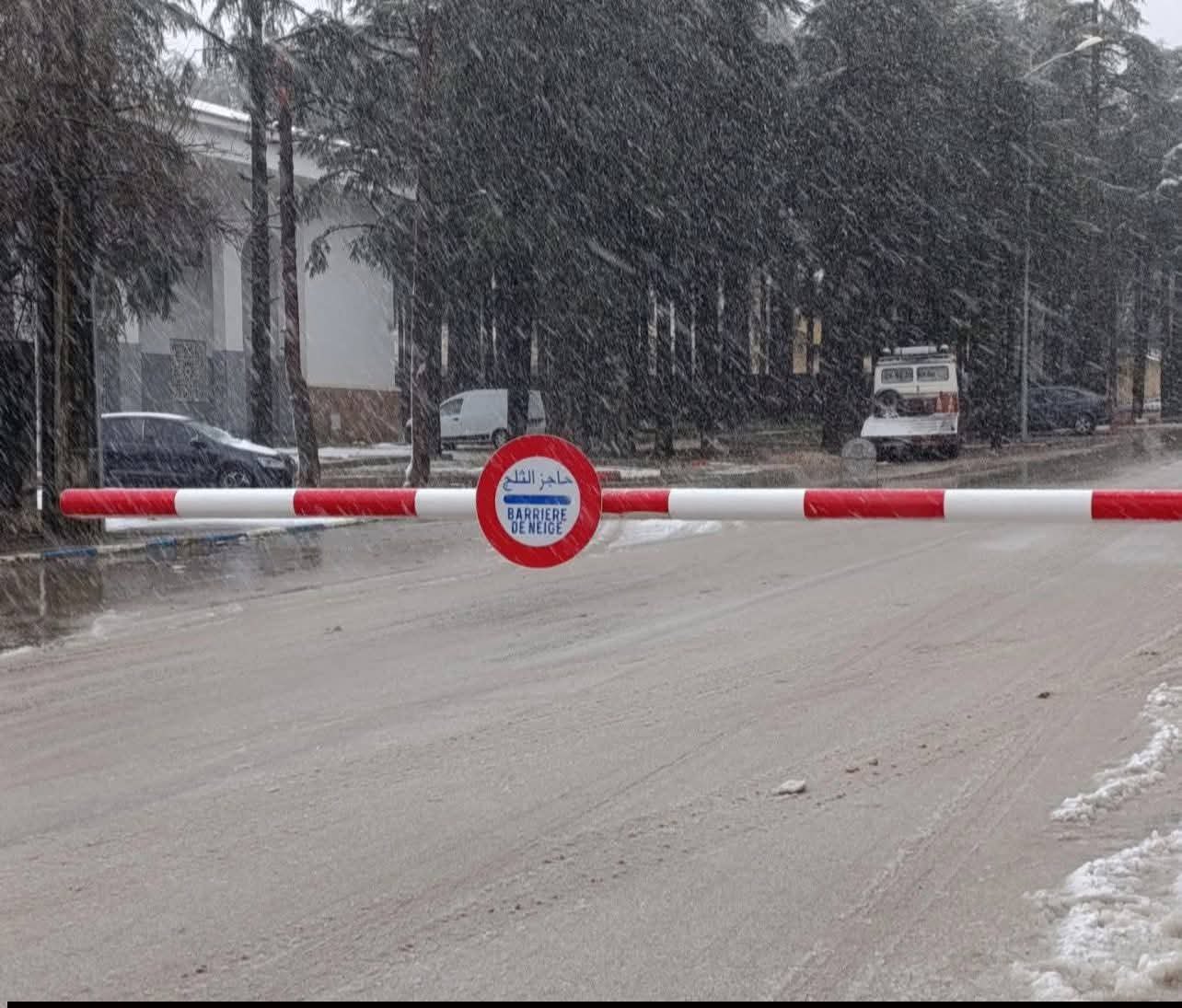 قسوة الأحوال الجوية تعلق حركة السير على الطريق الرابطة بين إساكن والحسيمة