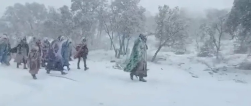 وسط قساوة الطقس.. سكان "بوتفردة" يتجهون لعمالة بني ملال احتجاجا على التهميش