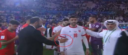 بعد موجة الغضب.. لاعب أردني يعتذر للسكتيوي ويكشف حقيقة “لقطة المصافحة”