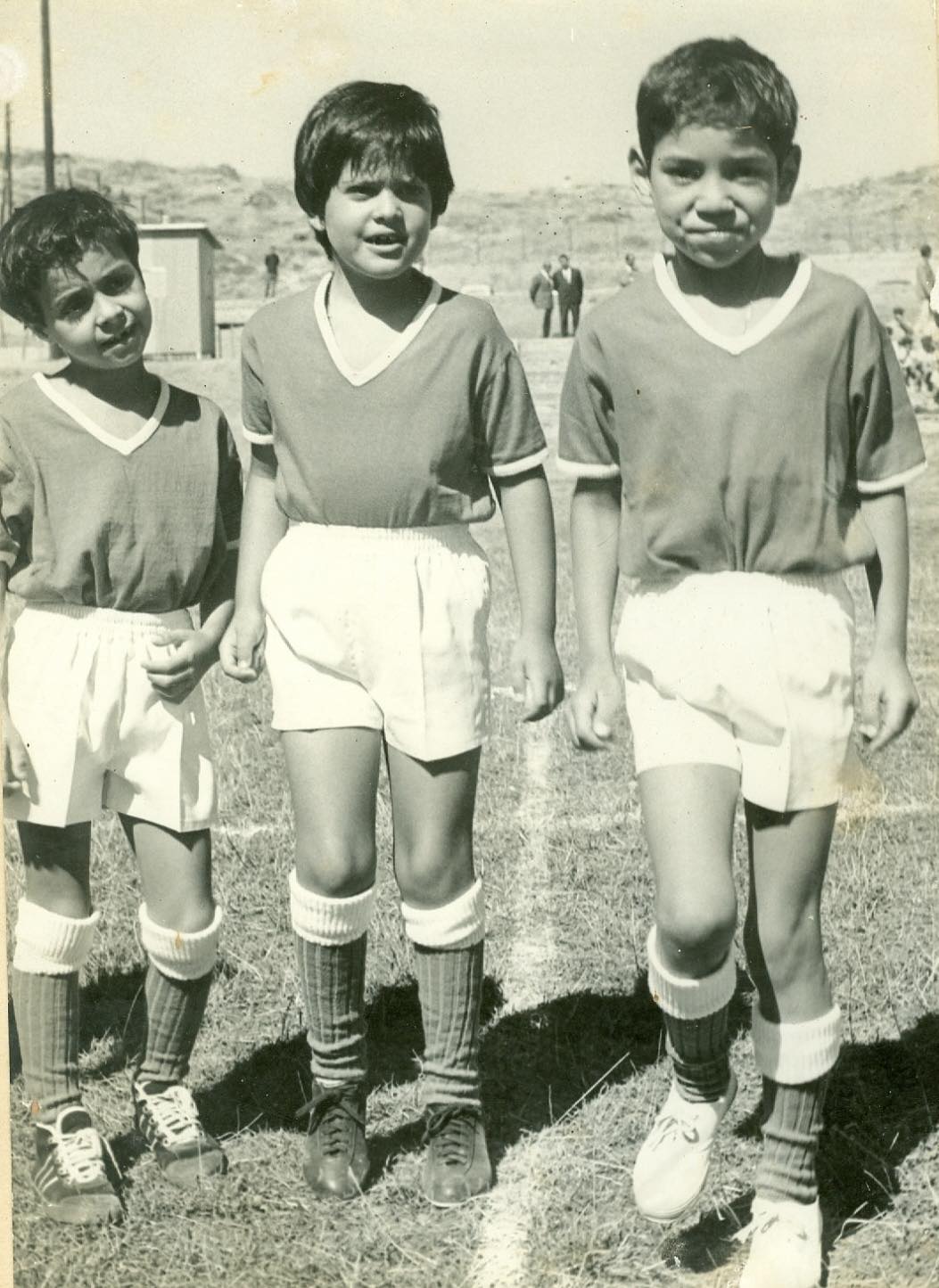 مولاي هشام ينشر صورة تجمعه بجلالة الملك وهما يلعبان الكرة ويدعو المغاربة إلى الانخراط في أجواء الكان