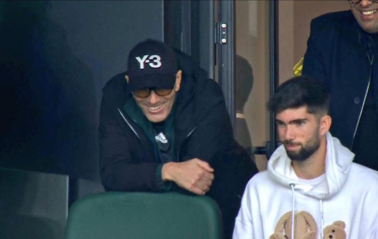 زيدان يتابع منتخب الجزائر من مدرجات ملعب الرباط