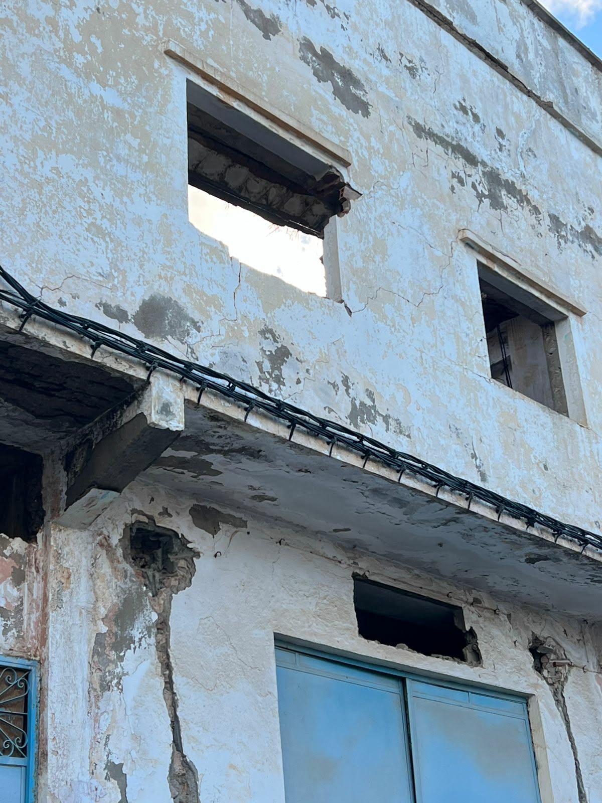 بناية آيلة للسقوط وسط بن الطيب تثير مخاوف الساكنة.. ومطالب بتدخل عاجل لتفادي الكارثة