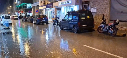 أمطار كثيفة تغمر شوارع الحسيمة وتحيي الأمل في نفوس الساكنة