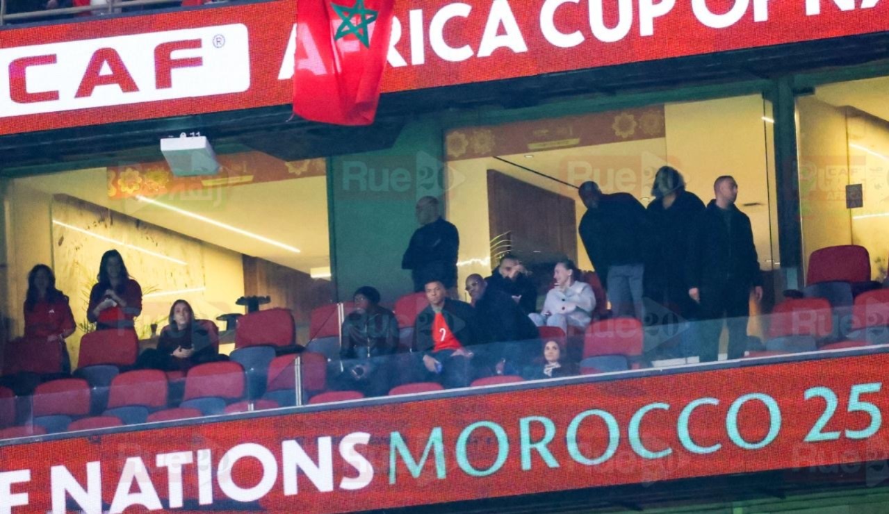 كيليان مبابي يحضر مباراة المغرب ضد مالي ويرتدي قميص حكيمي