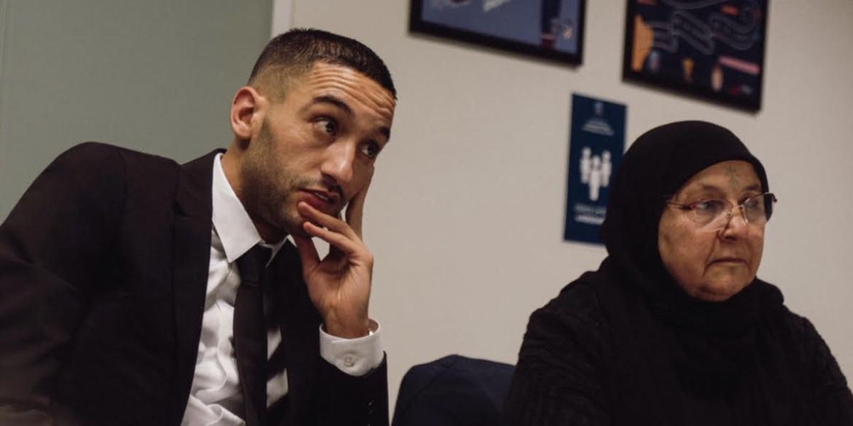 الدولي المغربي زياش يشيع جنازة  شقيقه بمسقط رأسه ببركان