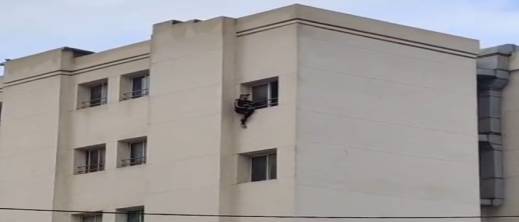 شخص يهدد بإلقاء نفسه من نافذة مستشفى وهذا سبب غضبه