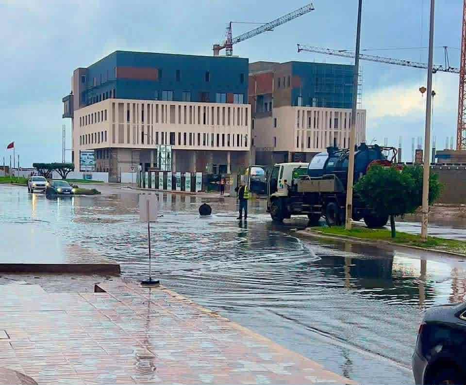 البنية التحتية "الصيفية" تغرق الناظور.. و“حي المطار” بين نزول المياه من السماء وخروجها من البالوعات