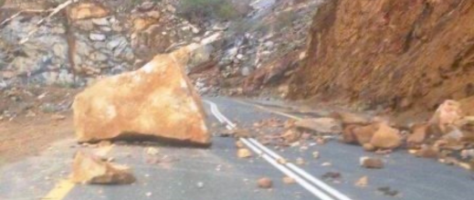 هام: تساقط الصخور يفرض إغلاق الطريق المدارية عند بني أنصار والسلطات تتدخل لضمان سلامة المواطنين