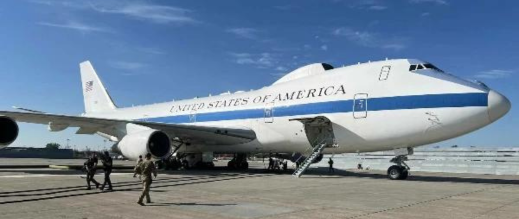 هبوط نادر لـ “طائرة يوم القيامة” في لوس أنجلوس.. إشارات أم تدريب؟