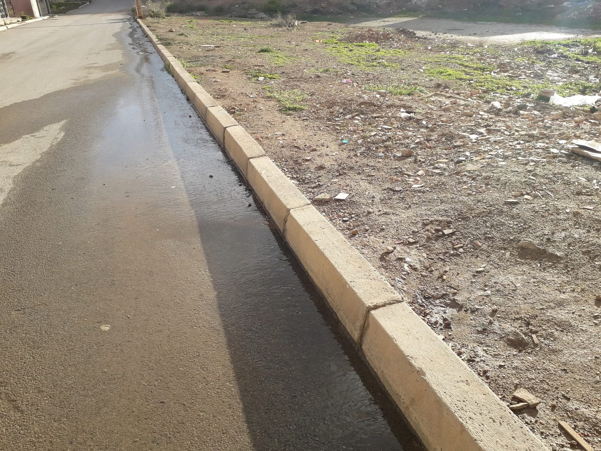 تسرب مياه يثير قلق سكان الحي الإداري ببن الطيب والجالية تلتمس تدخل الجهات المختصة