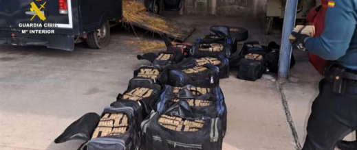الشرطة الإسبانية تحبط شبكات تهريب المخدرات وتضبط طنّي حشيش وبنادق هجومية