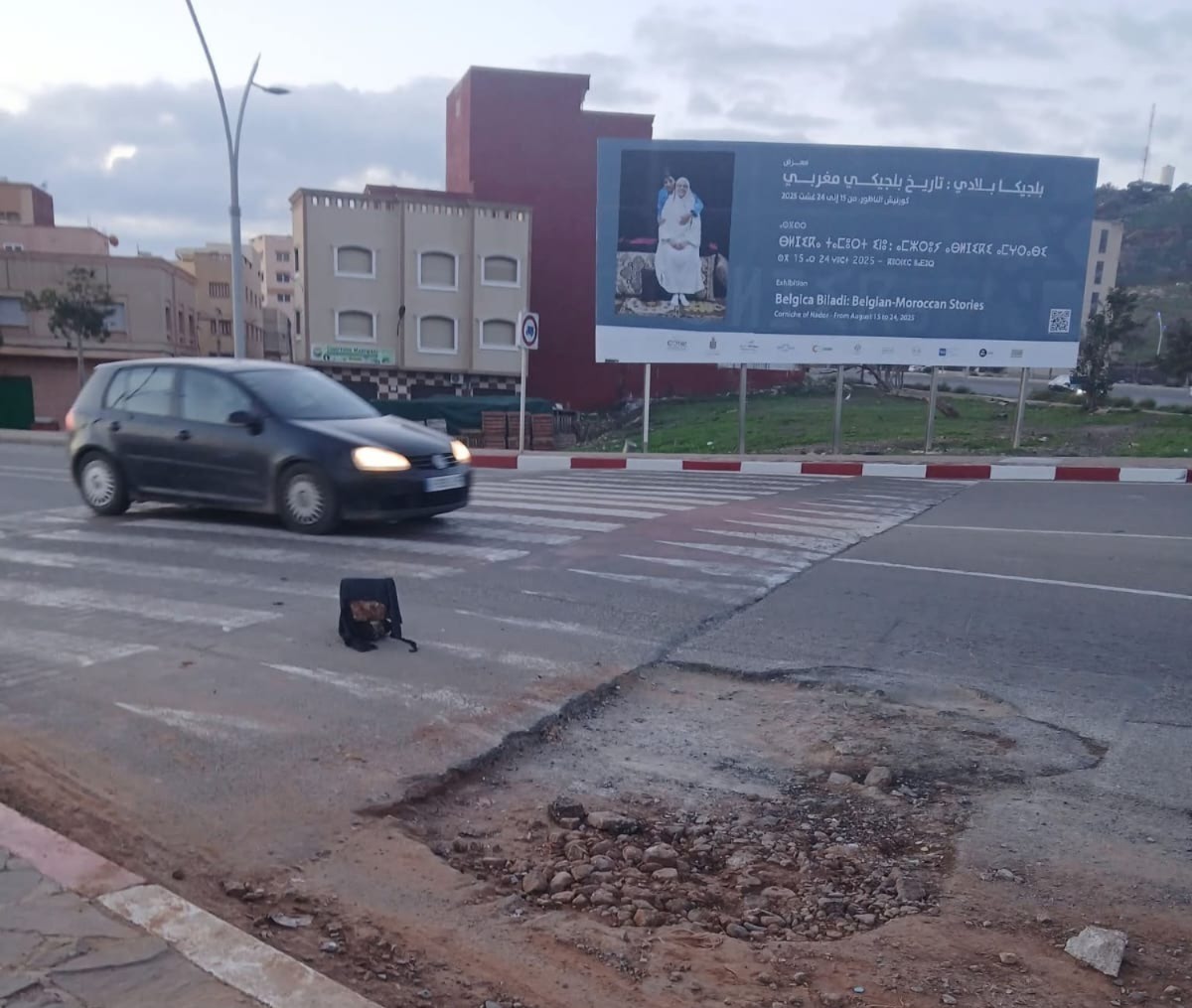 حفرة مهملة بالطريق المؤدية إلى بني أنصار بالناظور تثير مخاوف مستعملي الطريق