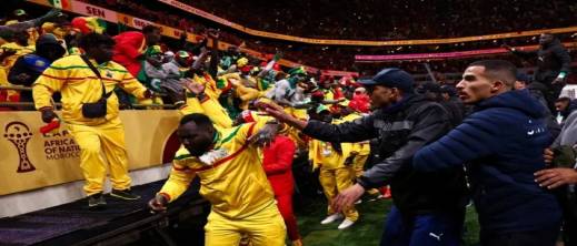 الكاف يتوعد بإجراءات تأديبية بعد توترات نهائي المغرب والسنغال